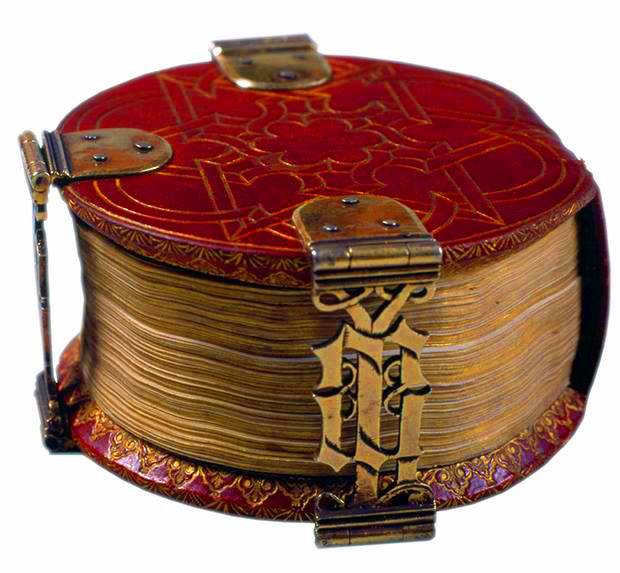 The ‘Codex Rotundus’ owes its name to its round shape. It is a small book of hours (9 cm diameter) made in Bruges in 1480.