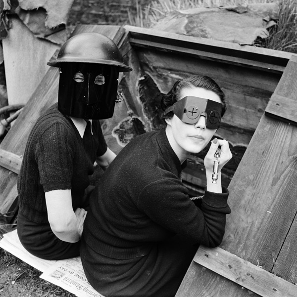 gc%cc%a7y%cc%88fire-masks-downshire-hill-london-england-1941gc%cc%a7o%cc%88-by-lee-miller-3840-9